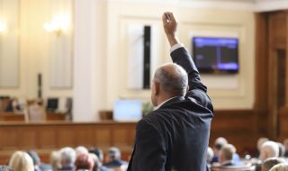 Депутатите обсъждат пенсиите и руската ваксина