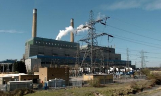 Голям пожар бушува в централа на Острова