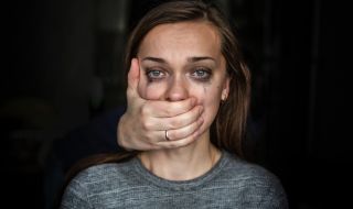 За домашното насилие няма социален статус, каза съпругата на посланика ни в Скопие