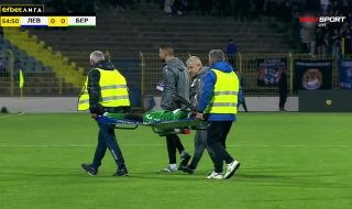 Нелеп инцидент: Изнесоха футболист на Левски на носилка (ВИДЕО)