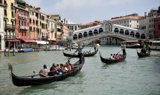 Водата в Канале Гранде във Венеция стана ярко зелена (СНИМКИ)
