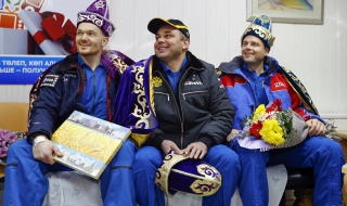 Трима астронавти се прибраха на Земята
