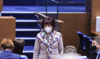 Караянчева: Президентът се застрахова, за да получи подкрепата на БСП