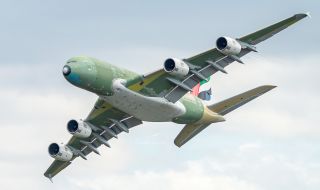Последната бройка от най-големия самолет в света излита за пръв път
