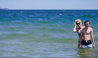 Кризисен пиар: Министърът на туризма лично демонстрира, че морето е чисто