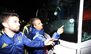 Стреляха по автобуса на Фенербахче