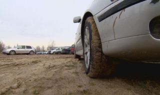 Паркингите до метрото пустеят, а градинките - пълни с коли