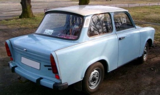Пиян възрастен мъж кара спрян от движение Trabant