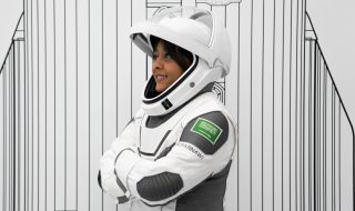 Първата арабка-астронавт се показа в летателен костюм