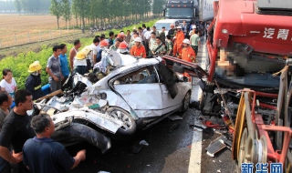 9 загинали при верижна катастрофа на 56 превозни средства