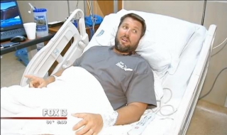 Мъж в болница след схватка с акула