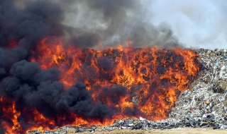 Опасен пожар в сметището на Русе