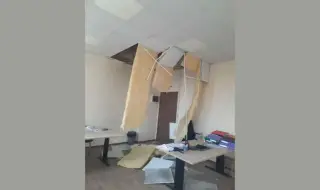 Падна таванът в кметството в село Анево