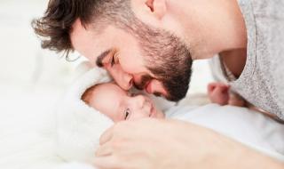 Млад татко умили мрежата със СНИМКА, но беше попарен от коментар