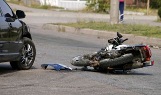 Кола помете мотористи в Бургас, двама са с опасност за живота
