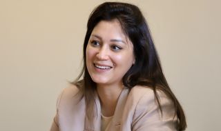 Социолог: Животът на правителството не зависи само от разбирателството между Денков и Мария Габриел