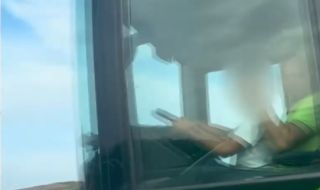 Дете седи в шофьор на автобус, пълен с пътници (ВИДЕО)