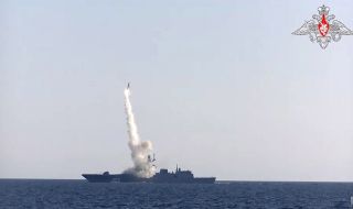 В Черно море има два руски ракетоносача, но крилатите ракети „Калибър“ свършиха