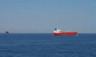 Търговски кораб в Червено море бе поразен при атака с дрон