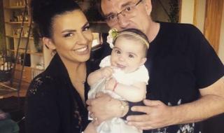 Деси Цонева кръсти дъщеря си на морето (СНИМКА)