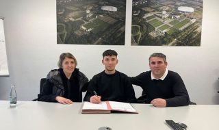 Официално: Българин подписа нов договор с Шалке