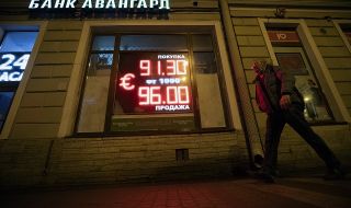 Руската рубла поевтиня, след като Путин облекчи капиталовия контрол