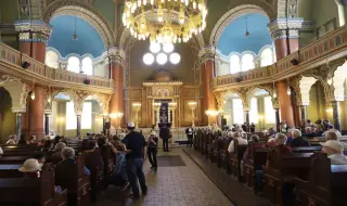 Чия е София?