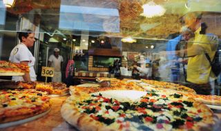 Рекламират пицария в Синеморец със сексуално послание (СНИМКА)