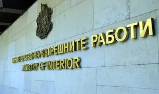 Починалият полицай Ивайло Попов, охраняващ протеста край НС, е брат на кмета на Бистрица