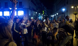 Танци по улиците и плажни партита в Испания
