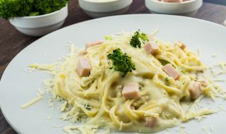 Рецепта за вечеря: Фетучини с пилешко и броколи