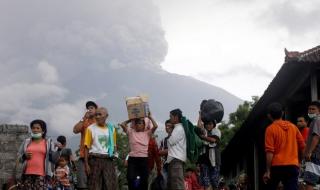Вулканът Агунг прогони 100 000 души от домовете им