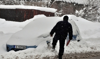 Снегът спира през нощта