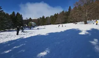 Част от съоръженията и пистите в ски център "Осогово" вече работят