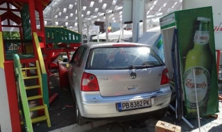 Пияна шофьорка помете детска площадка