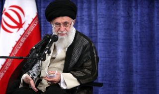 Аятолах Али Хаменей: Дори един американец в Ирак е твърде много