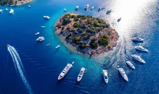 Седем луксозни яхти за 100 млн. долара потънаха след пожар в турски курорт