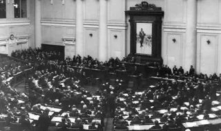 На 30 октомври 1905 г. Николай II полага основите на руската Дума