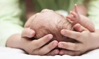 Отвлякоха 4-месечно бебе от 17-годишната му майка в Червен бряг