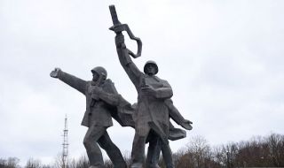 Разчистване! Започна демонтирането на съветски паметник в Рига