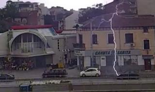 Уникален кадър! Гръм удари движещ се автомобил в София (ВИДЕО)