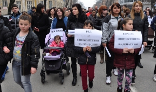 Майки от Харманли на протест срещу бежанците