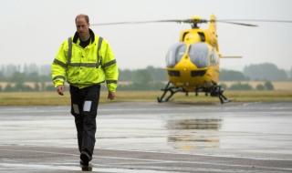 Принц Уилям започна работа като пилот на въздушна линейка