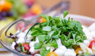 Рецепта за вечеря: Богата зелена салата с моцарела и яйца