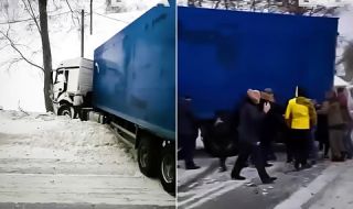 Сибирски шофьори преместиха TIR на ръце, пречел им да минат (ВИДЕО)