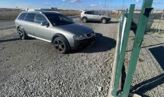 Дрогиран молдовец дрифти на паркинга на автокъща 