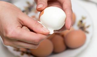 Разбиха най-големия мит за беленето на варени яйца