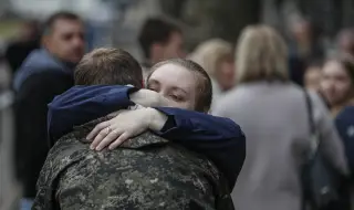 Съпруги на мобилизирани военни се събраха пред сградата на руското министерство на отбраната