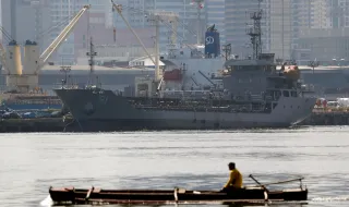 Руски военноморски конвой достави военно оборудване в либийското пристанище Тобрук