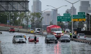 Ню Йорк е под вода, обявено е извънредно положение